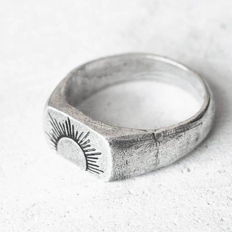 Bague vintage argentée au design solaire éblouissant
