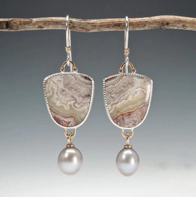 Élégantes boucles d'oreilles vintage beige ornées de perles raffinées