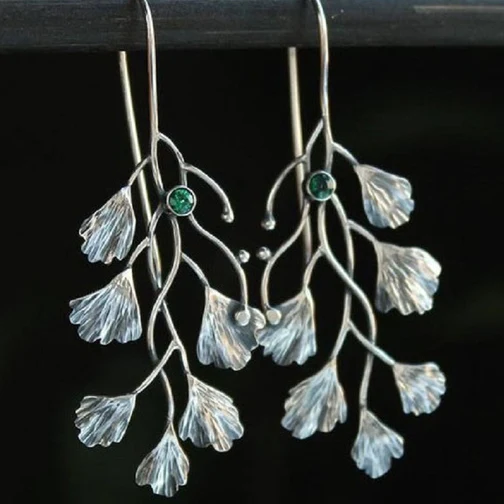 Éblouissantes Boucles d'Oreilles en Argent aux Motifs de Feuilles, ornées de Zirconias scintillants