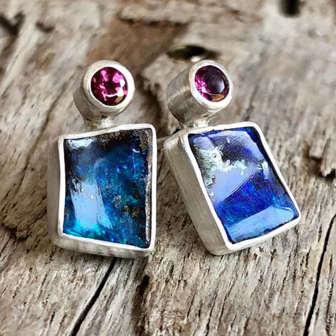 Boucles d'oreilles vintage envoûtantes avec éclats de zircons violets et un élégant bleu