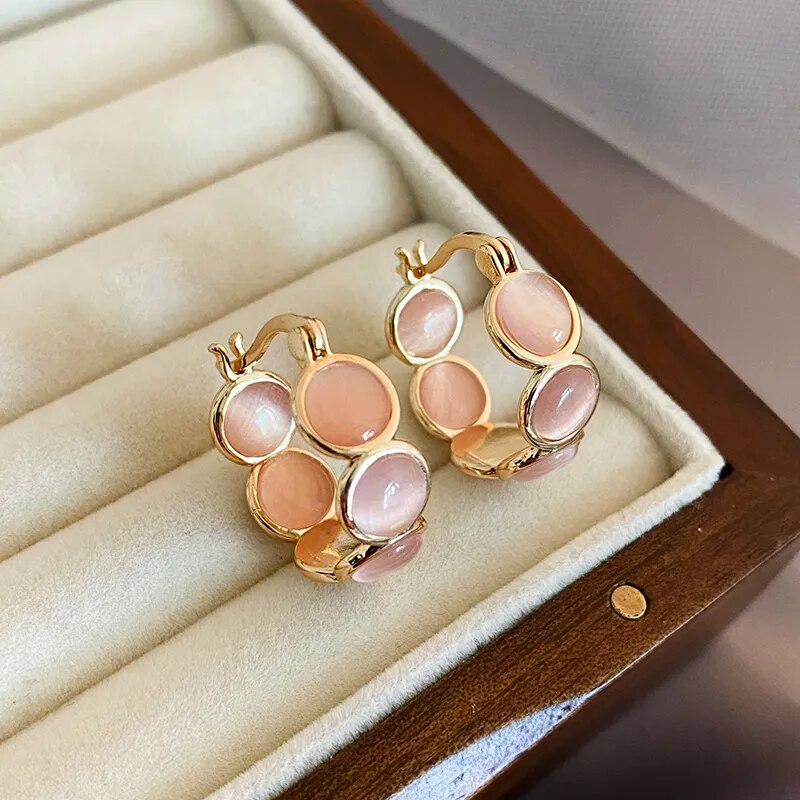 Élégantes boucles d'oreilles en cristal rose scintillant