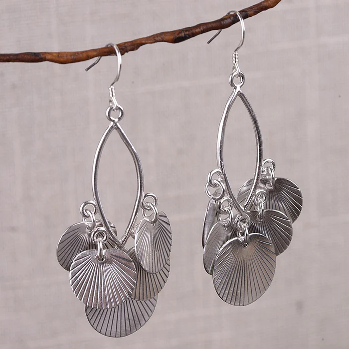 Élégantes boucles d'oreilles en argent en forme de pétales