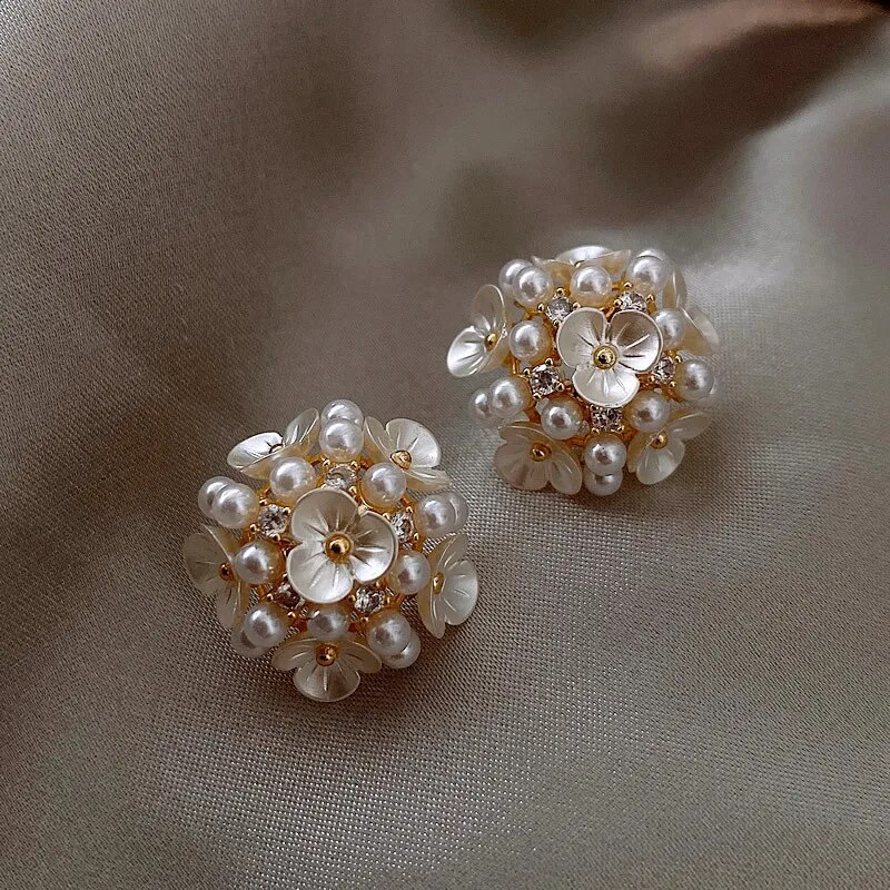 Élégantes boucles d'oreilles florales ornées de perles raffinées