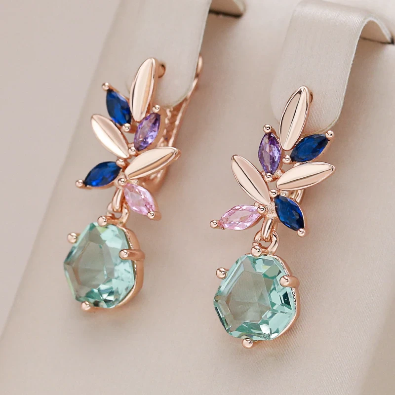 Boucles d'oreilles chic ornées de cristaux colorés étincelants