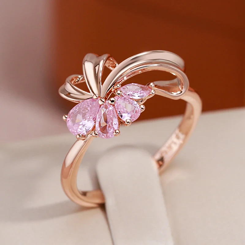 Bague florale raffinée en zirconium rose scintillant