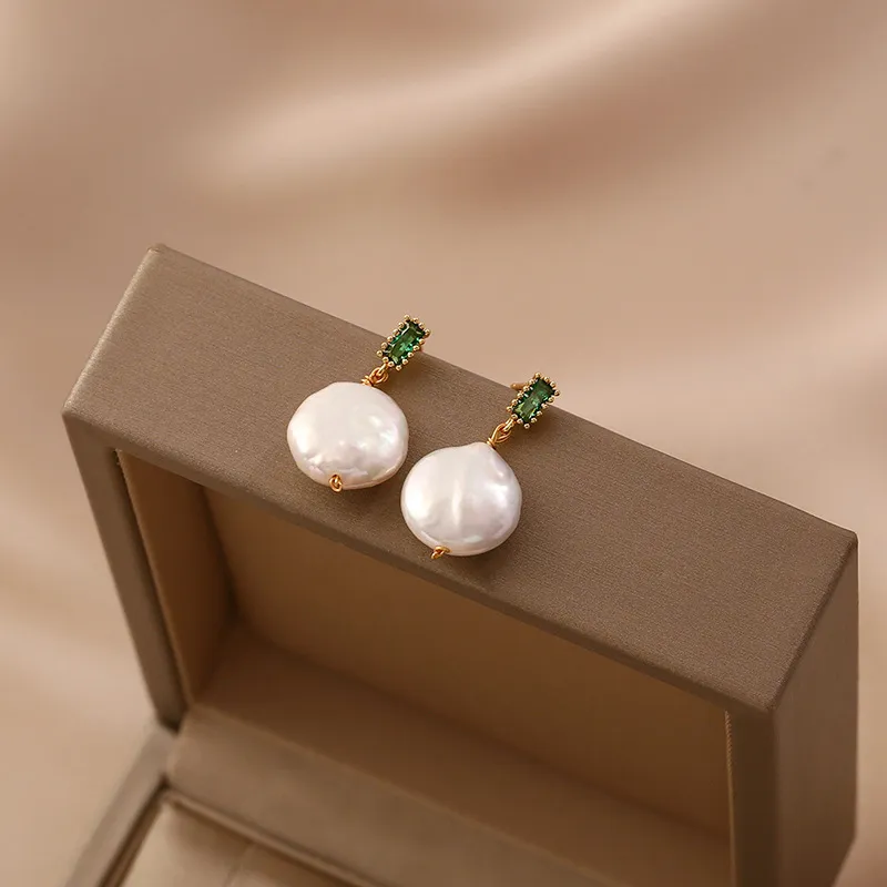 Éblouissantes boucles d'oreilles en perles de cristal vert émeraude