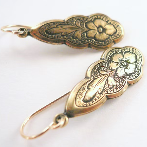 Boucles d'oreilles vintage en or antique au charme élégant