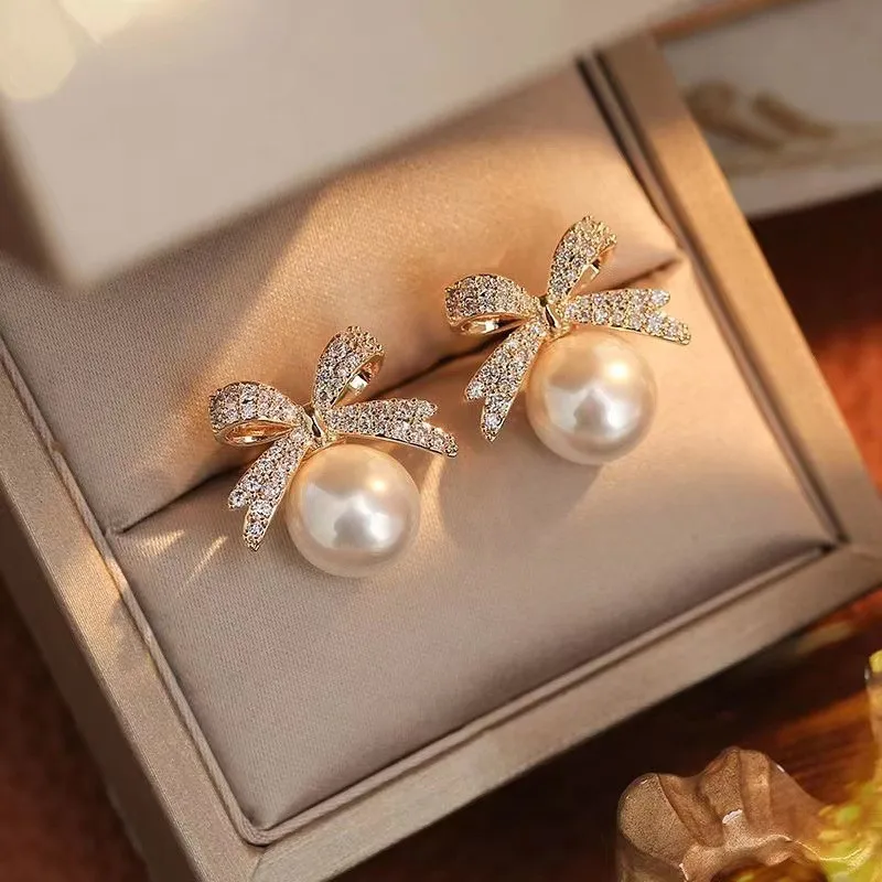 Éblouissantes boucles d'oreilles en forme de nœud avec perles élégantes