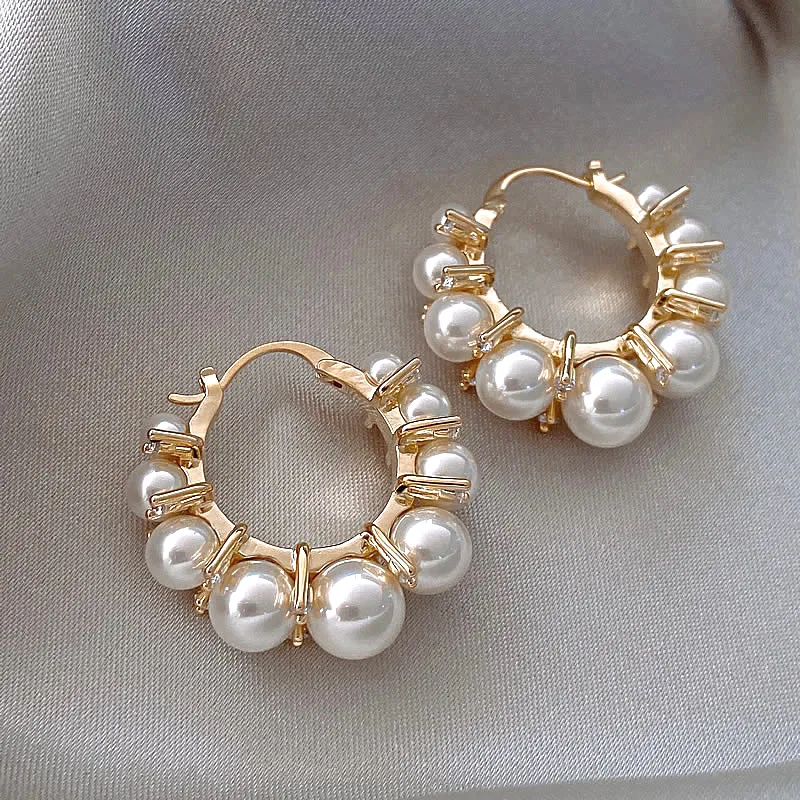 Boucles d'oreilles raffinées ornées de perles resplendissantes