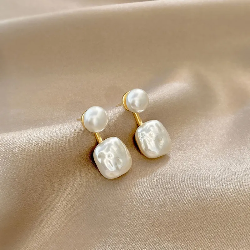 Éblouissantes boucles d'oreilles en or ornées de perles blanches raffinées