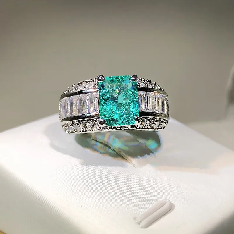 Bague en argent raffiné ornée de cristal de turquoise élégante