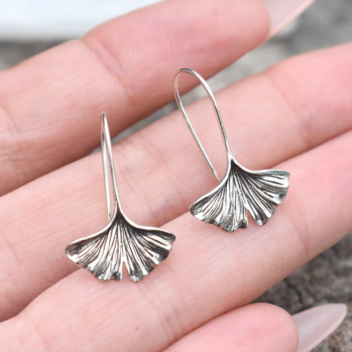 Élégantes boucles d'oreilles en argent avec motif Lotus