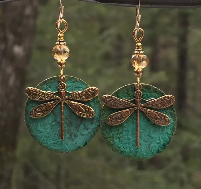 Boucles d'oreilles vintage en or avec motif libellule élégant