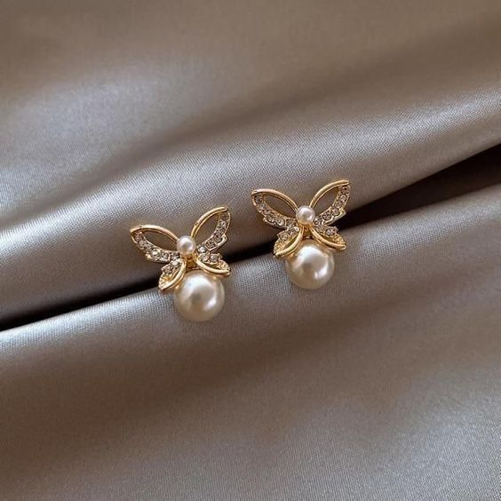 Élégantes boucles d'oreilles en perles en forme de papillon