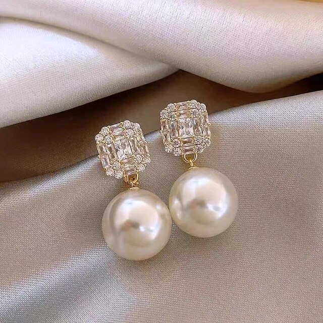 Éblouissantes boucles d'oreilles en élégantes perles de zircon cubique