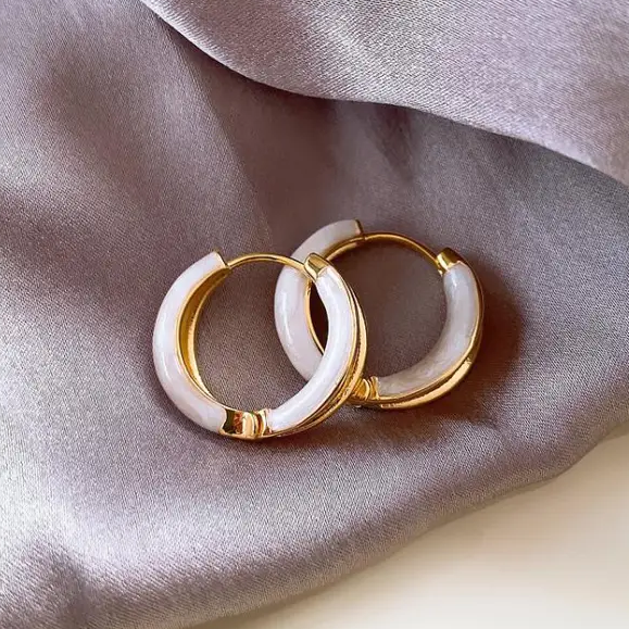 Chic boucles d'oreilles en émail blanc avec une finition plaquée or