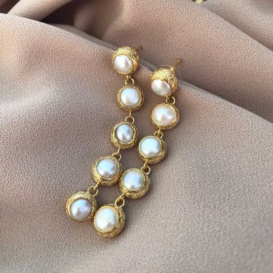 Boucles d'oreilles pendantes raffinées en perles élégamment dorées