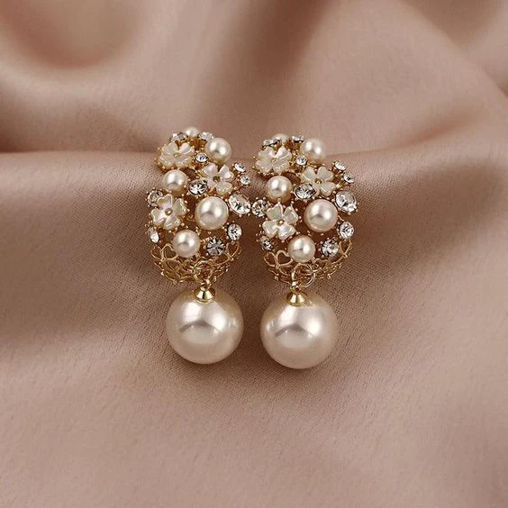 Boucles d'oreilles élégantes avec perles et motifs floraux