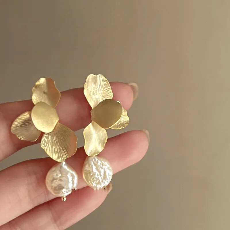 Éblouissantes boucles d'oreilles en perles baroques ornées de délicats pétales dorés