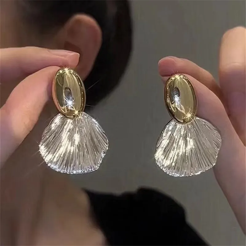 Éblouissantes boucles d'oreilles en or au design de coquillage chic