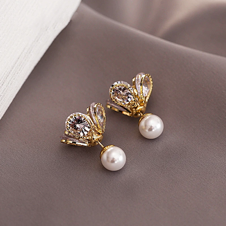 Pierres d'oreilles raffinées en perles avec éclats floraux lumineux