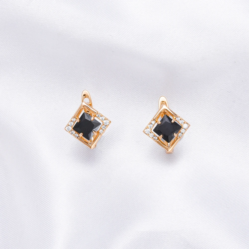 Éblouissantes boucles d'oreilles en zircon, à la touche élégante