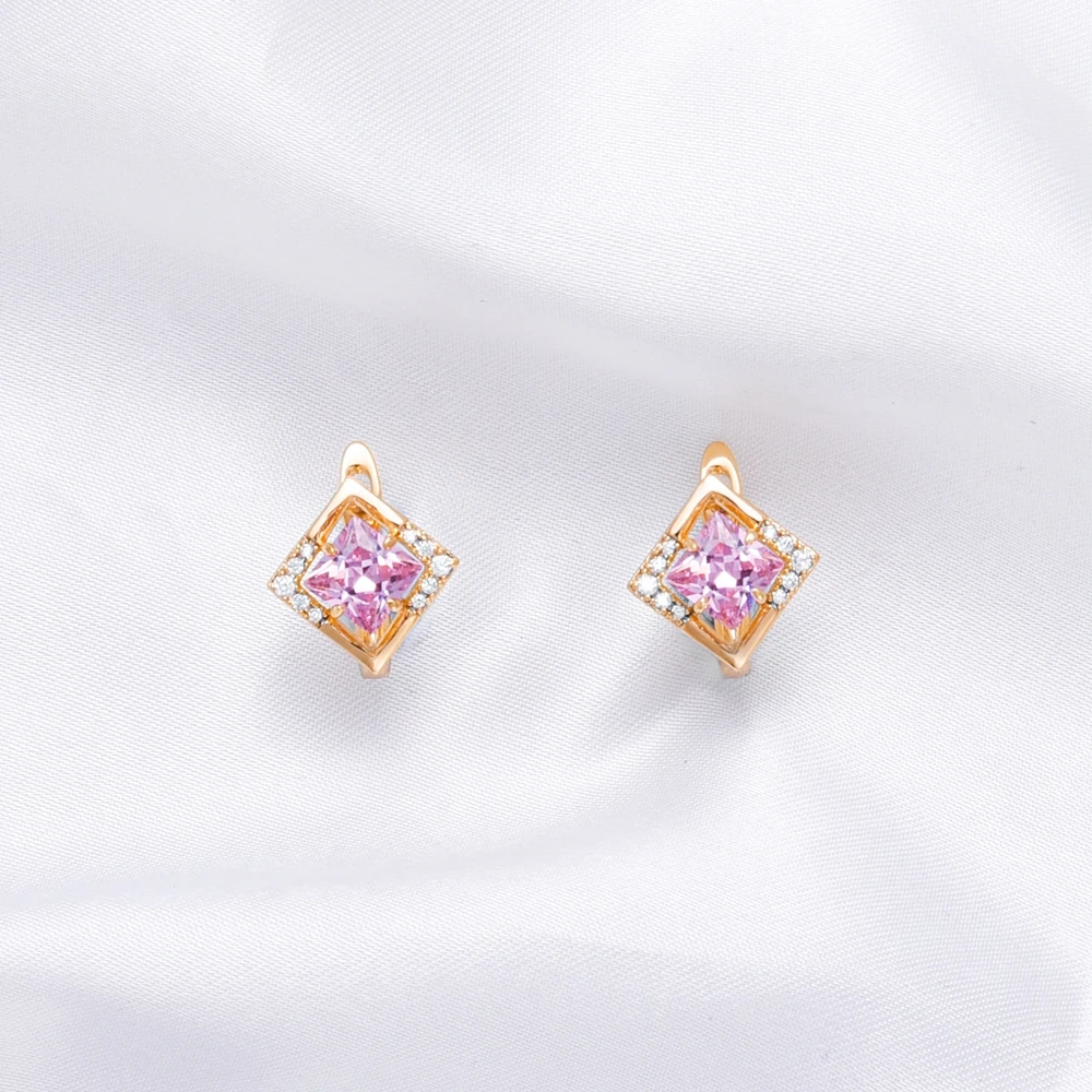 Éblouissantes boucles d'oreilles en zircon, à la touche élégante
