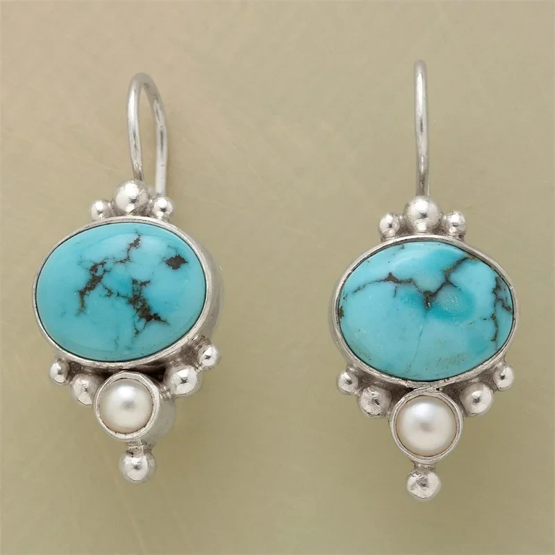 Éblouissantes boucles d'oreilles vintage ornées de perles et de pierres bleues
