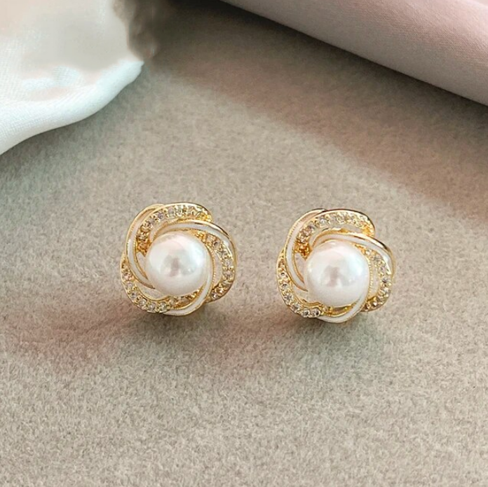 Élégantes boucles d'oreilles spirales ornées de perles en zirconium doré