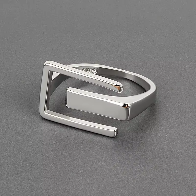 Bague en argent au design unique et irrégulier