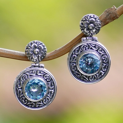 Éblouissantes boucles d'oreilles vintage en argent ornées de cristaux bleus scintillants