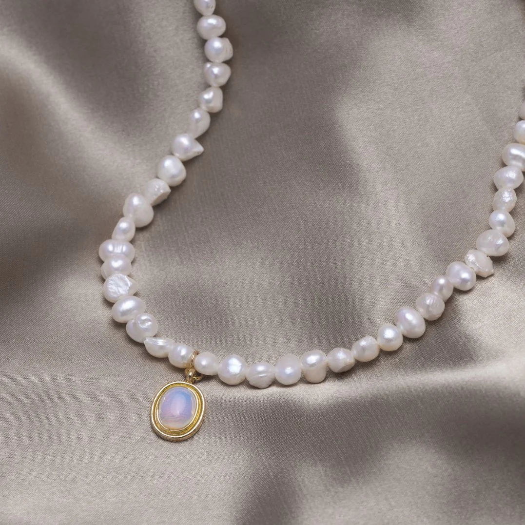 Collier Éblouissant en Perles et Pierre de Lune Dorée