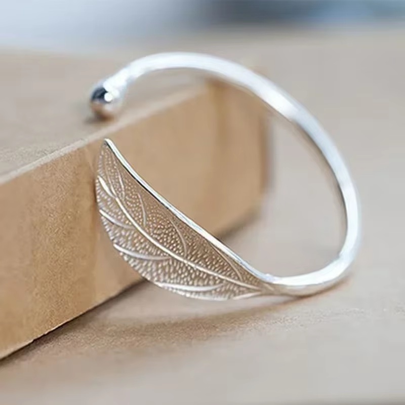 Bague délicate en argent inspirée de la nature avec design en feuille