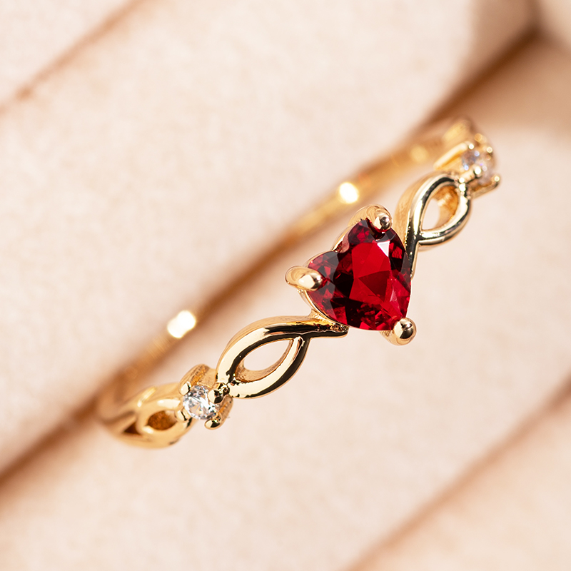 Sublime Bague Cœur en Cristal Rouge et Or Éclatant