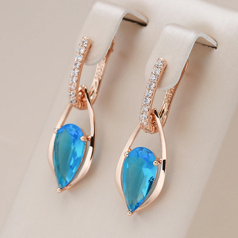 Éclatantes Boucles d'Oreilles Élégantes en Or avec Cristaux Bleus et Zirconia étincelants