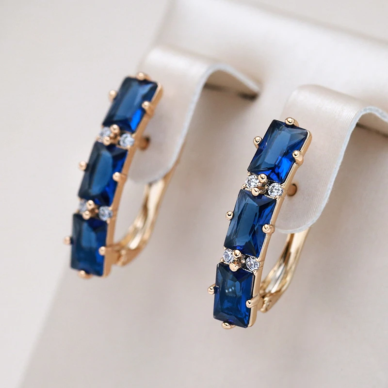 Élégantes Boucles d'Oreilles en Or embelli avec Zirconium Bleu étincelant