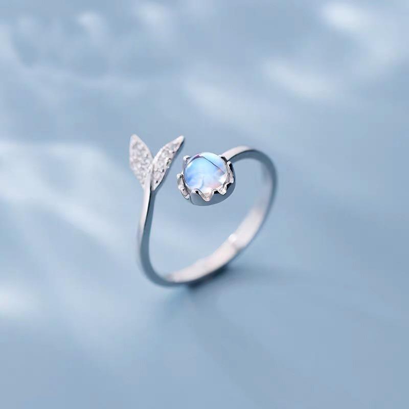 Élégante bague ajustable en argent ornée de zircone bleue inspirée par les dauphins