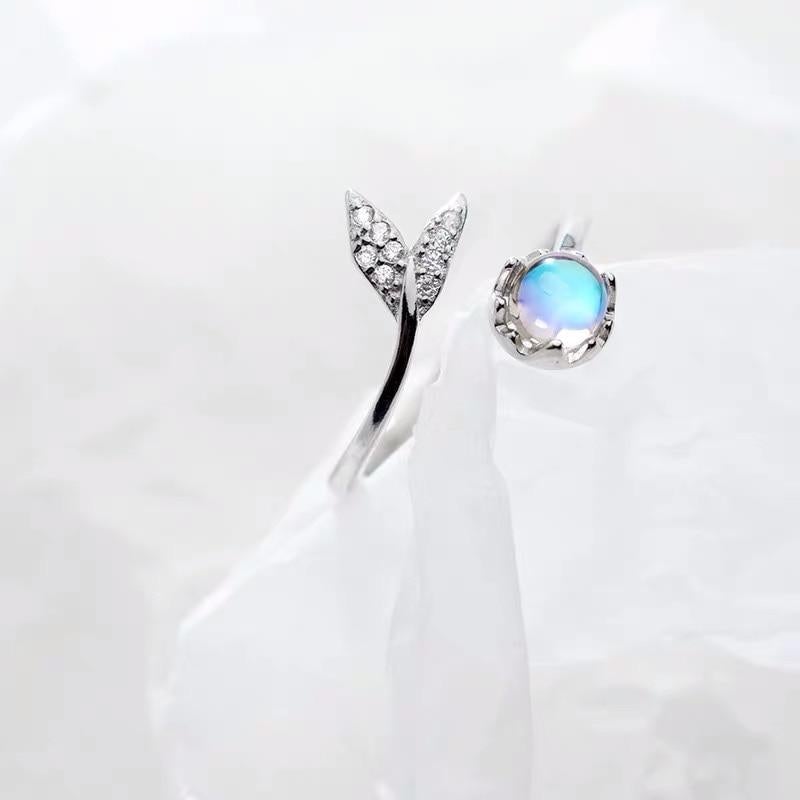 Élégante bague ajustable en argent ornée de zircone bleue inspirée par les dauphins