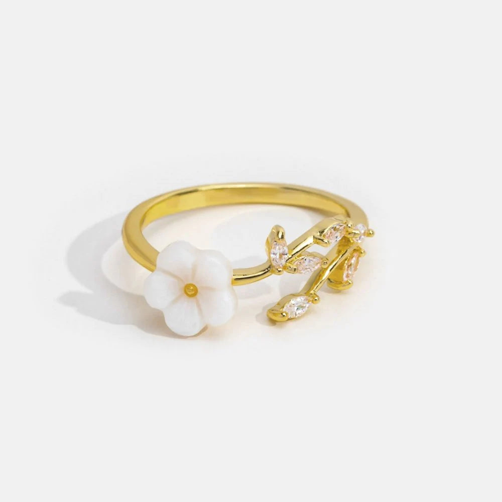 Bague en Or Ajustable Élégante avec Pétale Blanc et Éclat de Zirconia