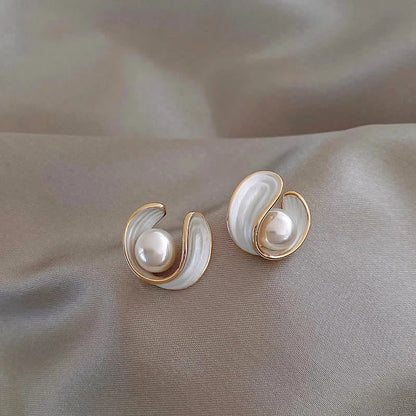 Boucles d'Oreilles Élégantes en Opale Blanche et Perles Dorées Artisanales