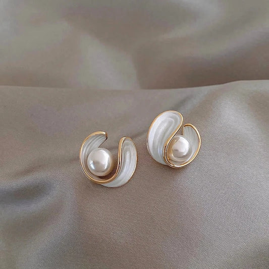 Boucles d'Oreilles Élégantes en Opale Blanche et Perles Dorées de Luxe