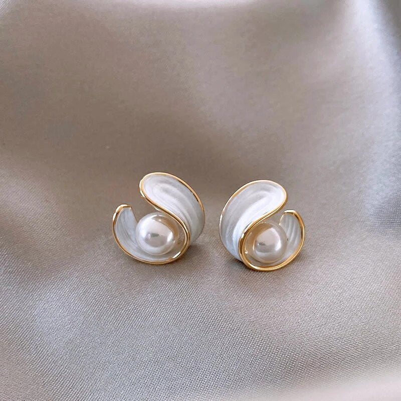 Boucles d'Oreilles Élégantes en Opale Blanche et Perles Dorées Artisanales