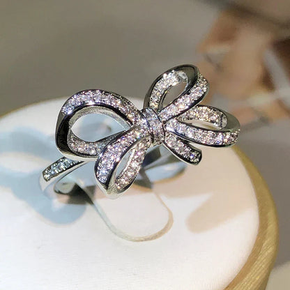 Éblouissante Bague en Argent avec Un Élégant Noeud