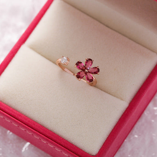 Bague Ajustable en Or avec Éclatante Fleur en Cristal Rouge