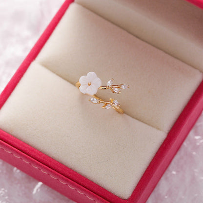 Élégante Bague en Or Ajustable Ornée de Fleurs Sauvages et de Zircons Brillants