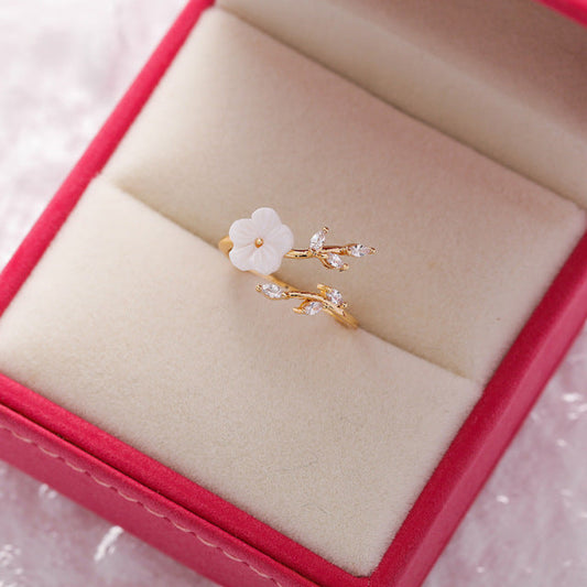 Élégante Bague en Or Ajustable Ornée de Fleurs Sauvages et de Zircons Brillants
