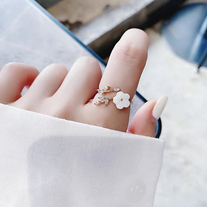 Élégante Bague en Or Ajustable Ornée de Fleurs Sauvages et de Zircons Brillants