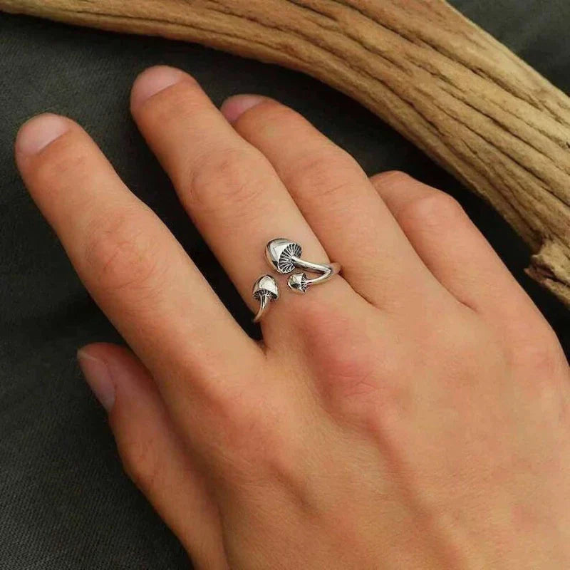 Bague en Argent Gothique Inspirée par les Champignons