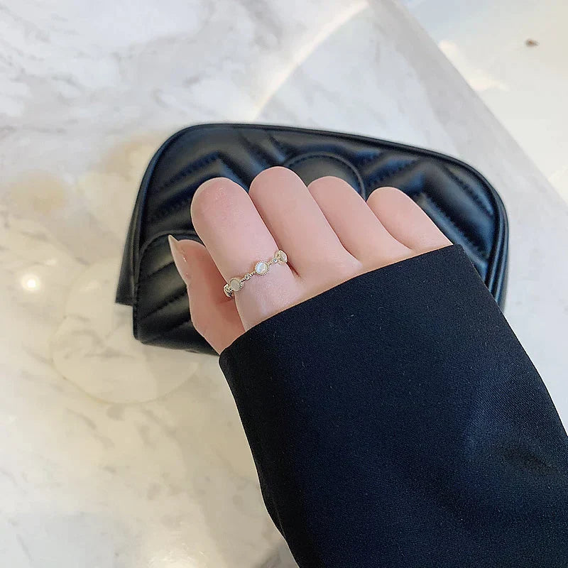 Bague en or élégante avec Opale Blanche et design ajustable