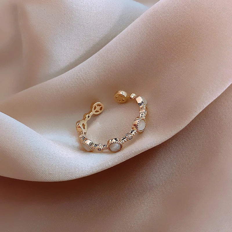 Bague en or élégante avec Opale Blanche et design ajustable